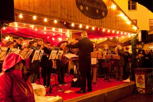 Die Weihnachtsmarktbühne am Darmstädter Marktplatz ist Schauplatz verschiedener Musikveranstaltungen. Foto: djd/Darmstadt Marketing/Rüdiger Dunker